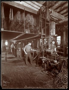 Innenansicht eines Mannes, der mit Leder arbeitet, bei der New York Leather Belting Co., New York, 1906